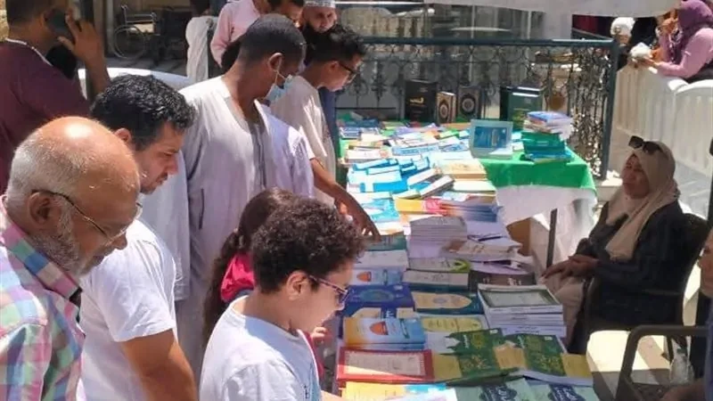 إقبال مذهل.. معرض إصدارات المجلس الأعلى للشئون الإسلامية يلقى عدد كبير أقبل عدد كبير على معرض إصدارات المجلس الأعلى للشئون الإسلامية بمسجد السيدة