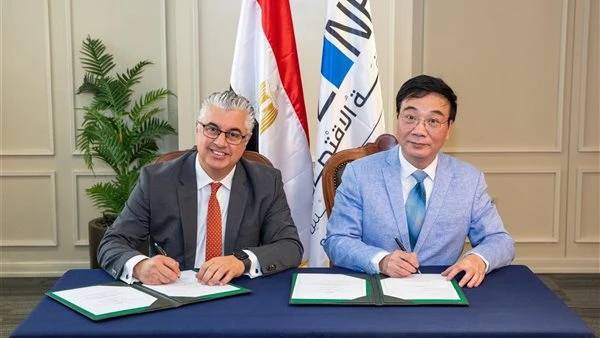 باستثمارات مليار جنيه.. شراكة مصرية صينية لإنشاء مجمع صناعي متكامل بالقنطرة غرب وقع وليد جمال الدين، رئيس الهيئة العامة للمنطقة الاقتصادية لقناة السويس، اليوم، عقد مشروع شركة كومفل