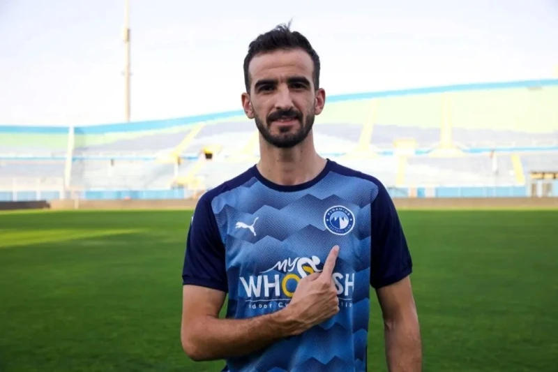 دونجا: بيراميدز خسر أمام البنك الأهلي وفاركو خوفا من الإصابات قبل نهائي إفريقيا كشف محمود عبد العاطي دونجا، لاعب وسط فريق بيراميدز، أن التفكير في نهائي دوري أبطال إفريقيا أمام صن د