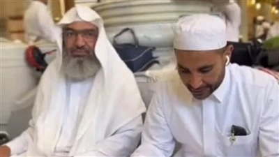 أحمد سعد يتلو القرآن الكريم من داخل المسجد النبوي.. صورة -----