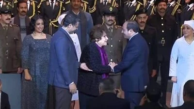 أمنيتي أسلم عليكي... لقاء سابق بين سميحة أيوب والرئيس السيسي قبل وفاتها ماذا قالت له؟ لقاء طريف حدث بين الفنانة سميحة أيوب والرئيس السيسي أثناء