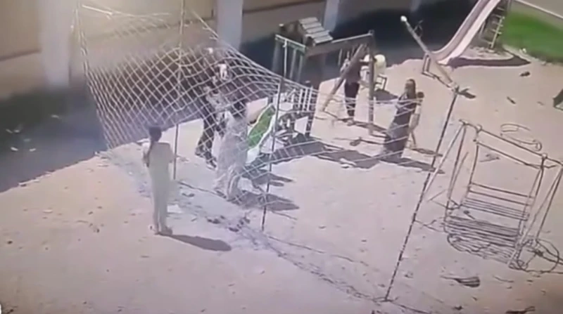 أمن الغربية يفحص فيديو تعدي شخص على طليقته في جلسة رؤية تفحص الأجهزة الأمنية بمديرية أمن الغربية، مقطع فيديو تم تداوله على نطاق واسع، على وسائل التواصل الاجتماعي فيسبوك، يظهر فيه ت