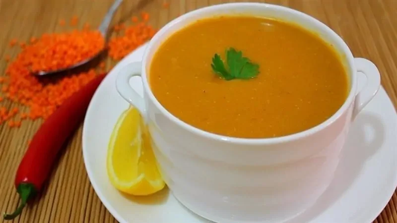 الأطعمة والمشروبات التي ترفع حمض اليوريك في الجسم يعتبر حمض اليوريك مكونا طبيعيا ناتجا عن تحلل البيورينات في الجسم، إلا أن ارتفاع مستوياته قد يؤدي إلى مشكلات صحية مزعجة مثل النقرس،