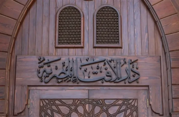 ما حكم صلاة المرأة في المكتب بحضرة الرجال من غير المحارم؟.. دار الإفتاء تجيب تلقت دار الإفتاء سؤال ورد إليها من أحد المتابعين وهو ما حكم صلاة المرأة في المكتب بحضرة الرجال من غير ا