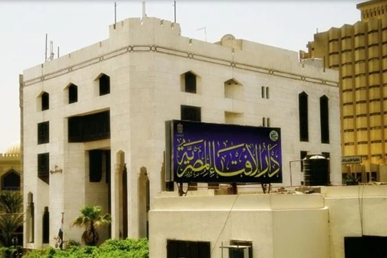 ارتداء الرجال للذهب الأبيض جائز في هذه الحالة.. الافتاء توضح تلقت دار الإفتاء المصرية سؤالا عبر موقعها الرسمي مفاده: ما الحكم الشرعي في لبس الرجال ساعة مصنوعة من الذهب الأبيض؟ وجاء