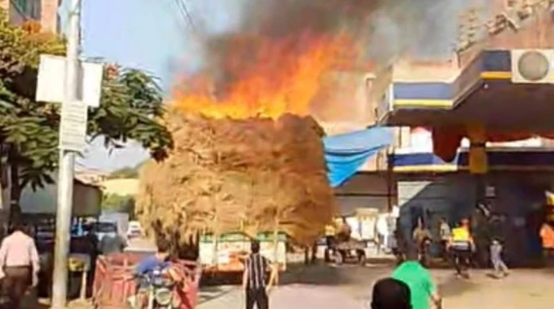 لمست أسلاك الكهرباء.. إخماد حريق في مقطورة تحمل الكتان بالغربية اندلع حريق ضخم في محصول الكتان، كان محملا على مقطورة جرار زراعي، بعد عبوره محطة قطار قرية القرشية بمحافظة الغربية، و