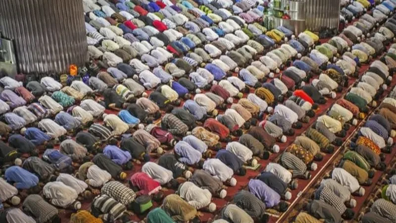 هل تصح الصلاة خلف الصف منفردا؟ دار الإفتاء تجيب وتكشف آراء المذاهب يثار دائما في صفوف المصلين، خاصة أثناء صلاة الجماعة، تساؤل شرعي مهم: هل تصح صلاة من يقف منفردا خلف الصف؟ دار الإف