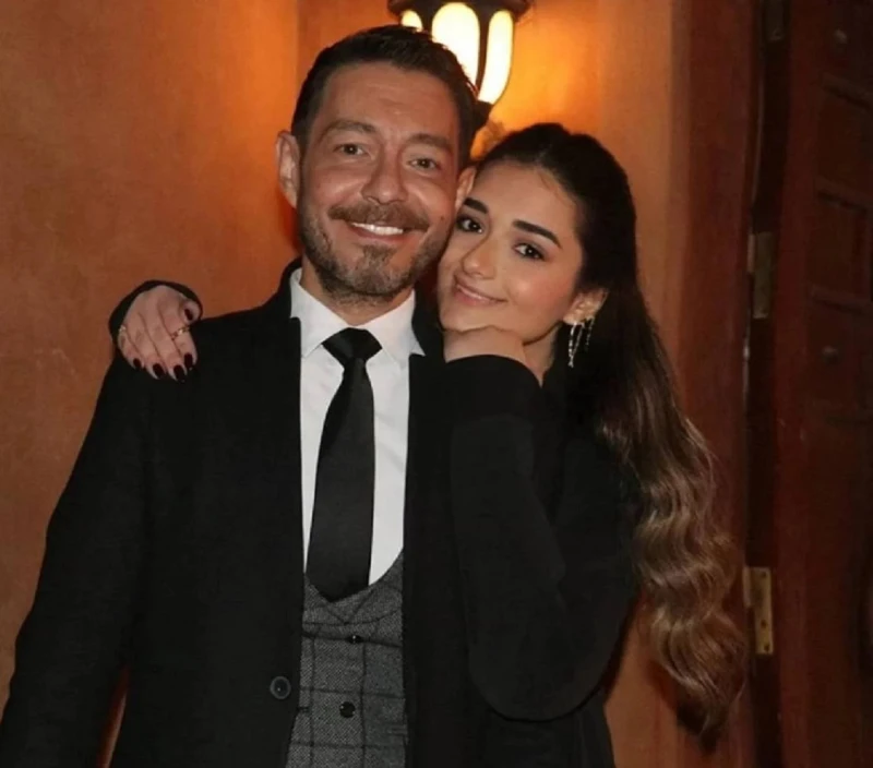 أحمد زاهر يطلب الدعاء لابنته ملك بعد وعكتها الصحية افاق عربية - نشر الفنان أحمد زاهر، عبر خاصية القصص المصورة الملحقة بحسابه الشخصي في إنستغرام صورة لابنته ملك بعد تعرضها لوعكة صحي