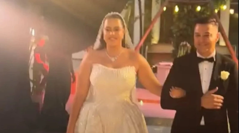 الصور الأولى من حفل زفاف ابنة مفيدة شيحة احتفلت الإعلامية مفيد شيحة، اليوم، بزفاف ابنتها، منة الشاطر بأحد الفنادق الكبرى بالقاهرة، وذلك بعد عام من عقد القران.حفل زفاف ابنة مفيدة شي