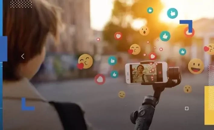 إزاي تواجه الهجوم لما تكون تريند؟ في البداية، لما الناس بتحبك وتتفاعل معاك على تريند معين، بتحس بطاقة إيجابية كبيرة، لكن ساعات فجأة بتلاقي الهجوم بدأ، والكلام السلبي حوالينك بيزيد.