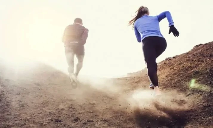 ليه كل شوية حد بيجري وراكي؟ تفسير حلم المطاردة هيقولك بتخافي من إيه جواكي تحسي نفسك بتجري، تتنفسي بصعوبة، وفي حد وراكي مش بيسيبك، ساعات يكون شخص، وساعات يكون كائن غريب، ويمكن حتى م