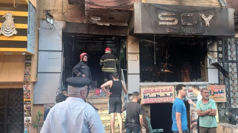 السيطرة على حريق محل ملابس أسفل عقار سكني بحلوان (صور) تمكنت قوات الحماية المدنية بالقاهرة، من السيطرة على حريق هائل اندلع بمحل ملابس أسفل عقار سكني بمنطقة حلوان، دون إصابات. السيط