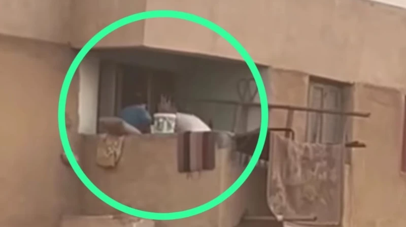 أخويا عمل خطأ فادح.. شقيق طفل العاشر يكشف كواليس فيديو اعتداء والدهما في وقت الظهيرة وعلى مرأى ومسمع أهل المنطقة، شهدت مدينة العاشر من رمضان بمحافظة الشرقية واقعة مؤسفة، إذ هم أب ب