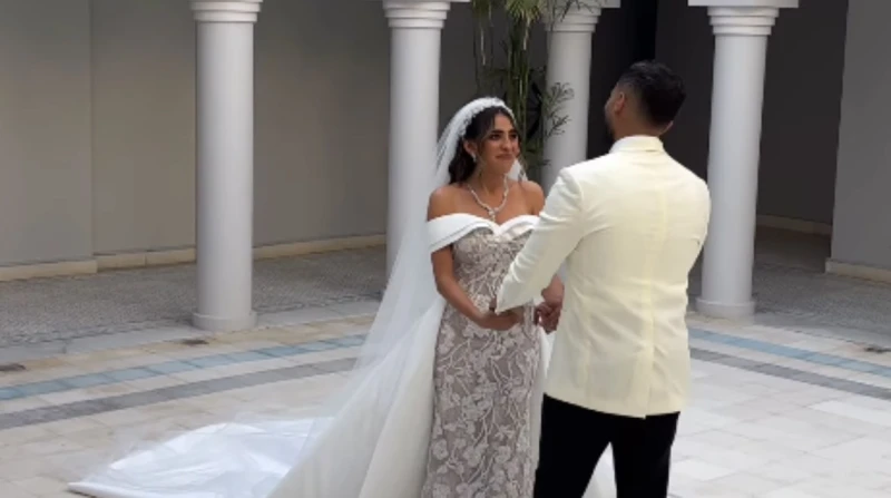 الصور الأولى من حفل زفاف منة عدلي القيعي ويوسف حشيش احتفلت الشاعرة منة عدلي القيعي بحفل زفافها اليوم، على الفنان يوسف حشيش، وذلك بعد أيام قليلة من عقد قرانهما قبل عيد الأضحى.حفل زف