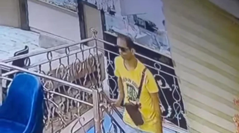 أميرة الدهب تعلن عن مكافأة للوصول إلى أحد اللصوص تباشر الأجهزة الأمنية بوزارة الداخلية فحص فيديو متداول نشرته سيدة تدعى أميرة الدهب، ادعت فيه تعرض أحد فروعها لواقعة سرقة مشغولات ذه