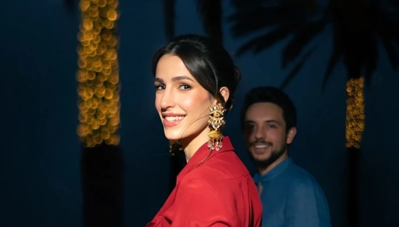 الأميرة رجوة الحسين تختار تسريحات شعر مرفوعة تعكس مكانتها الملكية