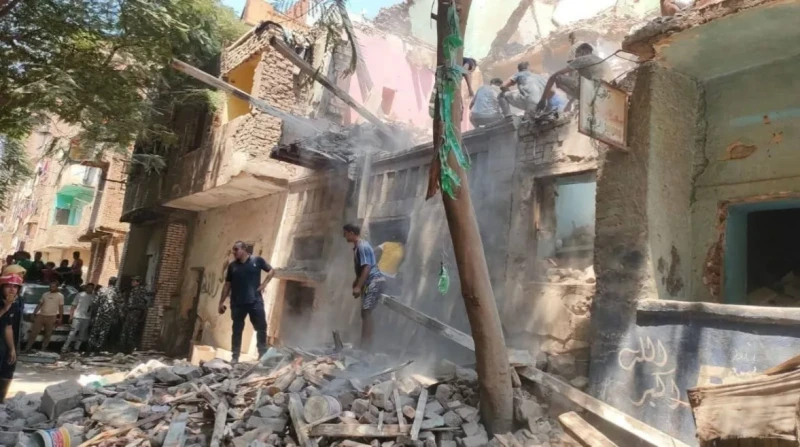 شهادة عيان تروي ملابسات وفاة وإصابة أربعة أطفال في انهيار مبنى في مصر القديمة