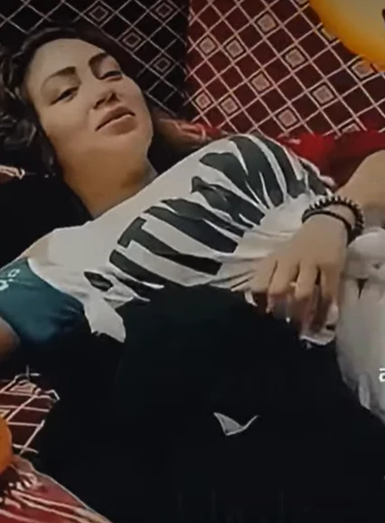 «نايمة في مطعم».. فيديو جديد  مثير للجدل لـ هدير عبد الرازق وهي نايمه في المطعم شوف بنفسك