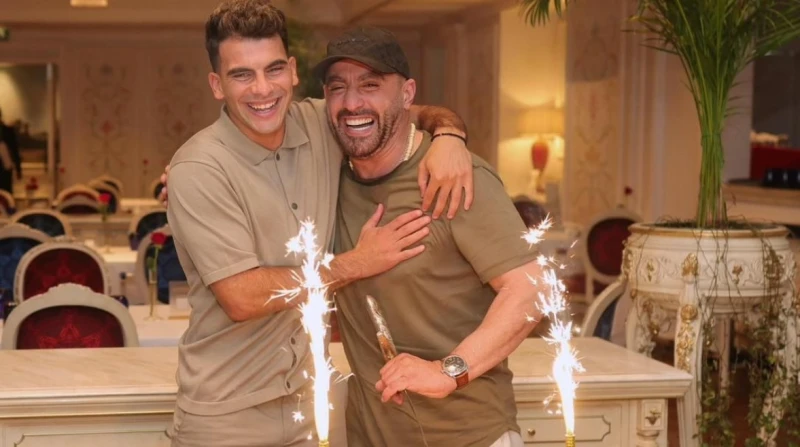 بضحكة وشمروخين.. زيزو يشارك أحمد السقا فرحة “أحمد وأحمد”