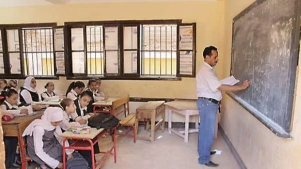 حقوق التأمينات والراتب الكامل لمن يواصل العمل حتى نهاية العام الدراسي وفقًا للقانون