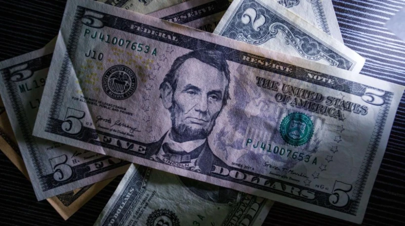 سعر الدولار مقابل الجنيه المصري اليوم الثلاثاء 8 يوليو 2025 ارتفع سعر صرف الدولار أمام الجنيه اليوم الثلاثاء 8 يوليو 2025، في ثالث أيام العمل بالبنوك الحكومية والخاصة، العاملة بالق