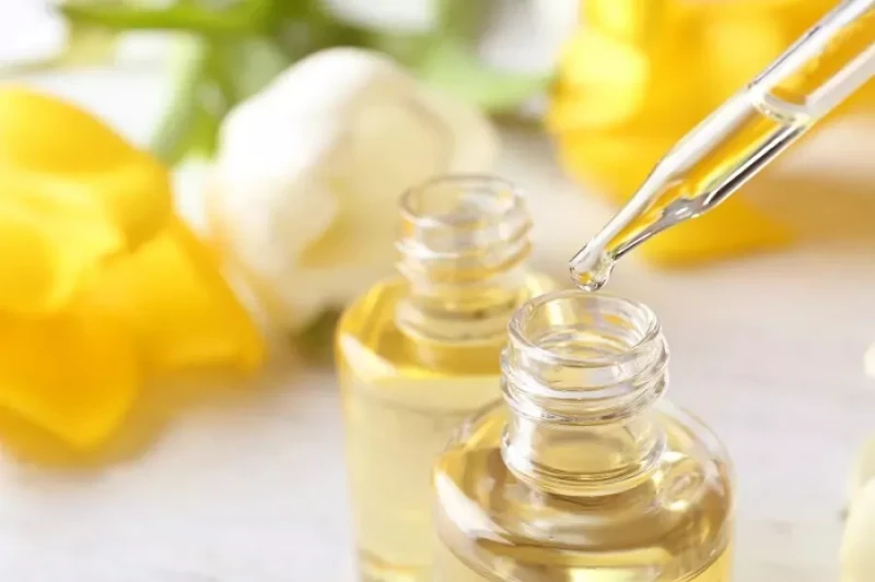 أنواع الزيوت المفيدة للبشرة والشعر.. هترطبي بشرتك بزيت الزيتون تعتبر الزيوت الطبيعية من العناصر الأساسية التي تحرص العديد من النساء على إضافتها إلى روتين العناية بالبشرة والشعر، حي