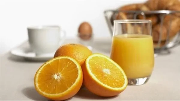 مخاطر تناول عصير البرتقال على الإفطار يضر تناول عصير البرتقال صحة الأمعاء، في حالة تناوله على وجبة الإفطار، حيث يسبب هذا المشروب الغني بفيتامين ج والبروتين المزيد من الضرر للأمعاء،