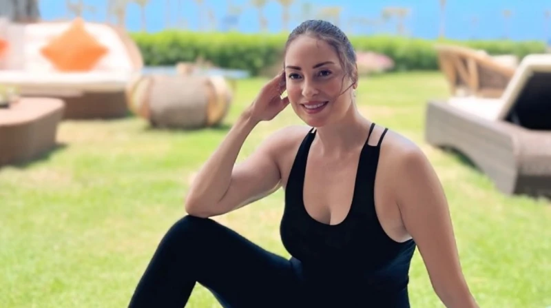 باليوجا.. نرمين الفقي تنافس ياسمين صبري على الشاطئ