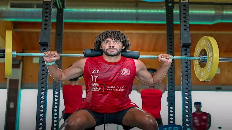 محمد النني يشارك صورة مع أخته ويعبر عن رأيه