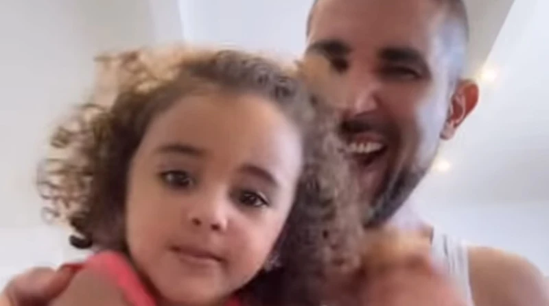 ظهور لافت لابنته.. أحمد سعد يرقص على أغنية "مكسرات" من ألبومه الجديد