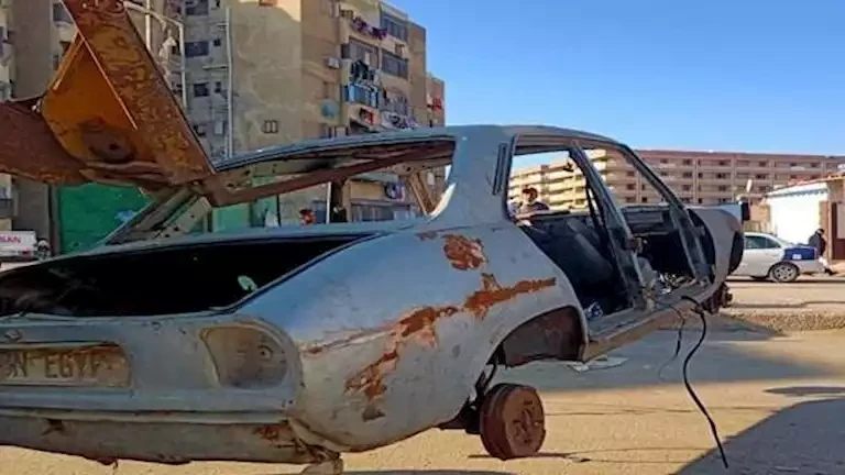مهجورة وتحتاج للصيانة في الشوارع.. إزالة 34 سيارة ودراجة نارية في القاهرة والجيزة