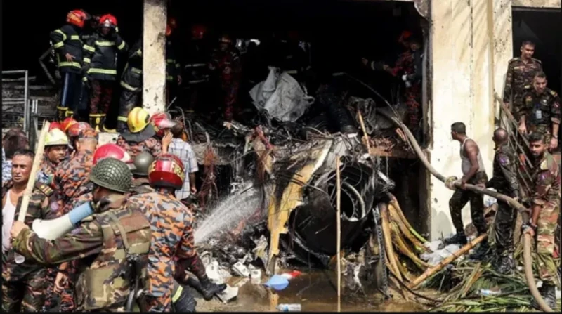 التلاميذ في الصفوف أثناء وقوع حادث: طائرة حربية تشهد سقوطها داخل مدرسة في بنجلاديش