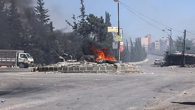 حافلات حكومية تصل إلى السويداء لنقل المصابين والمحتجزين من المنطقة.