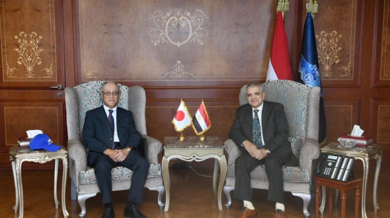 أسامة ربيع: قناة السويس لم تتوقف عن خدماتها رغم توترات المنطقة