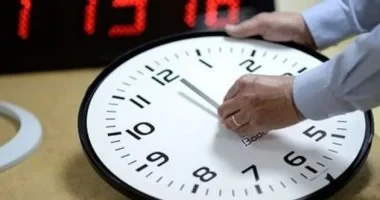 موعد انتهاء التوقيت الصيفي 2025 وبداية التوقيت الشتوي.. أخر ساعتك 60 دقيقة تستعد مصر لتطبيق التوقيت الشتوي 2025، وذلك يوم الخميس الأخير في شهر أكتوبر، بناء على القانون رقم 24 لسنة