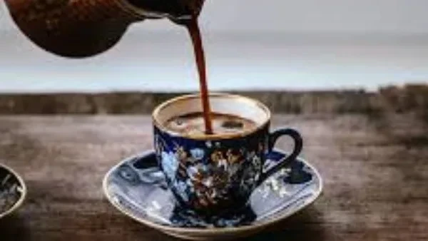لا تصدق.. أسباب تجنب شرب القهوة أثناء الطقس الحار!