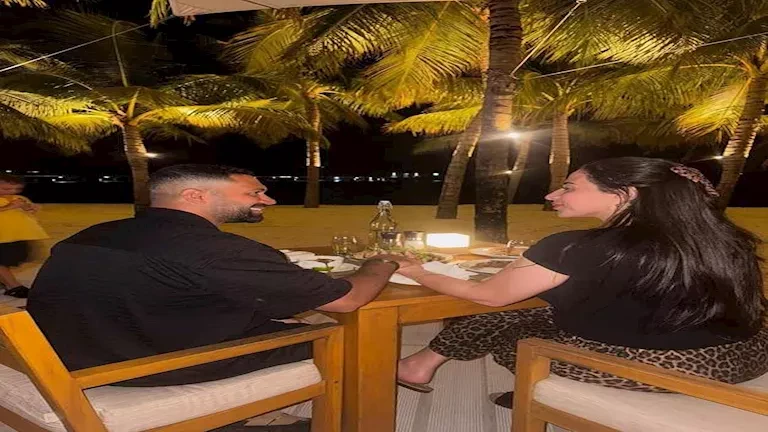 4 لقطات رومانسية لحسني عبدربه وزوجته أثناء عطلتهم الصيفية