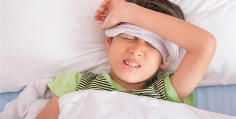 كيف تكتشفين إصابة طفلك بالإجهاد الحراري قبل فوات الأوان؟ مع ارتفاع درجات الحرارة في فصل الصيف، يزداد خطر تعرض الأطفال للإجهاد الحراري، وهي حالة صحية قد تتطور بسرعة وتسبب مضاعفات خط