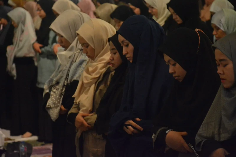 هل يمكن للمرأة أن تؤذن للصلاة؟ .. الإفتاء: بشروط معينة