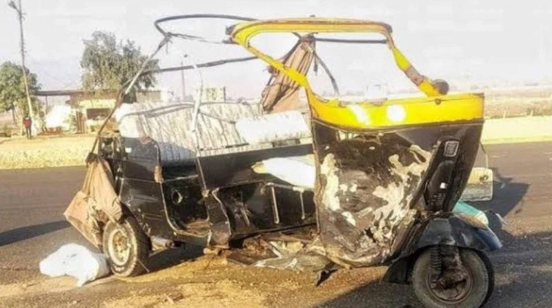 إصابة شخصين في حادث انقلاب "توك توك" بالتجمع الأول..