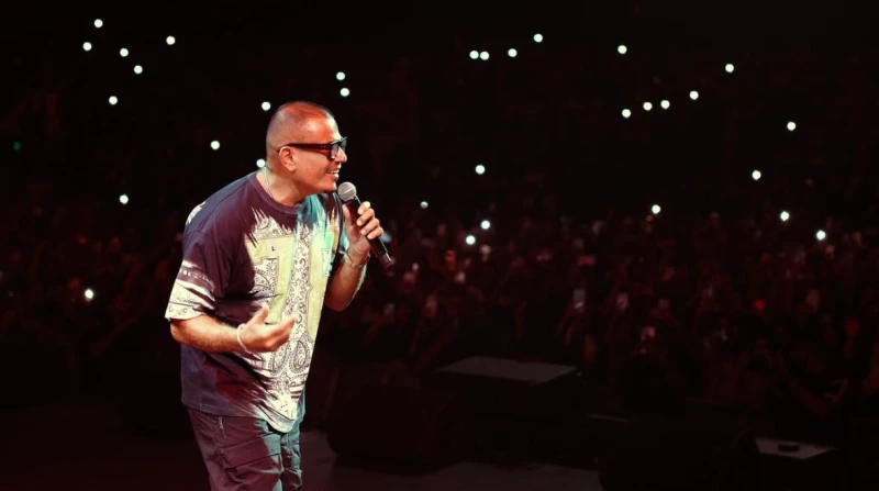 عمرو دياب يشعل موسم جدة بحفل كامل العدد