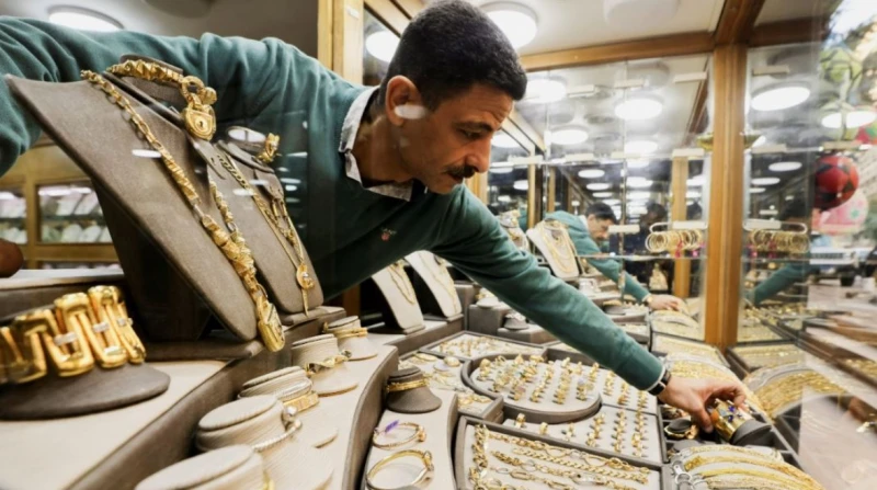 تراجع أسعار الذهب عالميا ومحليا بفعل ضغوط اقتصادية وتجارية شهدت أسعار الذهب تراجعا ملحوظا خلال تعاملات اليوم الثلاثاء، متأثرة بعدة عوامل خارجية، أبرزها ارتفاع الدولار الأمريكي وترا