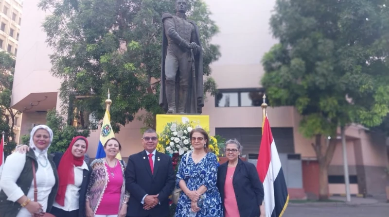 فنزويلا تحتفل بعيدها الوطني من أمام تمثال سيمون بوليفار بالقاهرة احتفلت سفارة فنزويلا لدى القاهرة اليوم بالذكرى السنوية لتوقيع وثيقة الاستقلال الفنزويلية (اليوم الوطني)، الذي يتزام