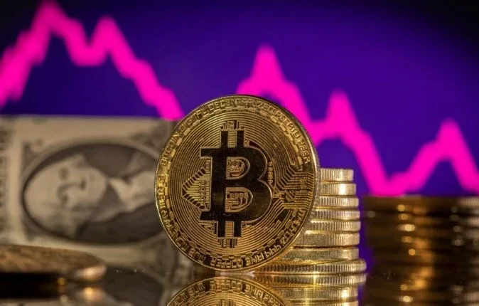 اختلاف أسعار العملات الرقمية وانخفاض بيتكوين دون 118 ألف دولار