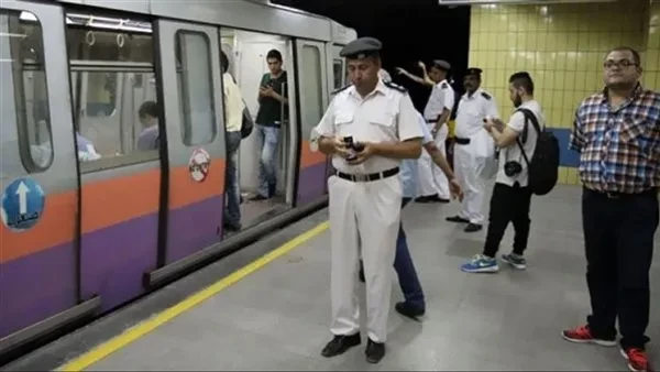 احتجاز شخص بسبب تخريبه لماكينات التذاكر وهجومه على موظفي محطة مترو البحوث
