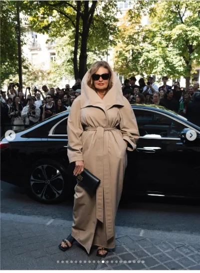 يسرا تتألق بإطلالة لافتة وتخطف الأنظار في باريس