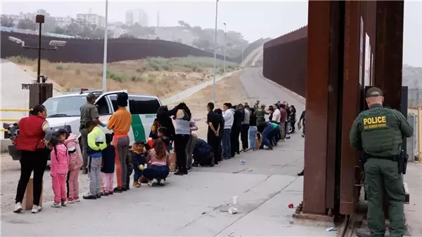 استطلاعات تشير إلى أزمة: ترامب يفقد دعم الأمريكيين بسبب قضايا الهجرة