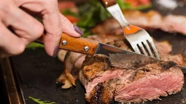 فوائد الامتناع عن تناول اللحوم.. قلل أكل لحمة يتساءل كثيرون عن التأثيرات الصحية للامتناع عن تناول اللحوم بشكل كامل، وأكد الباحثون أن التوقف عن استهلاك اللحوم يؤدي إلى تغييرات ملحوظ