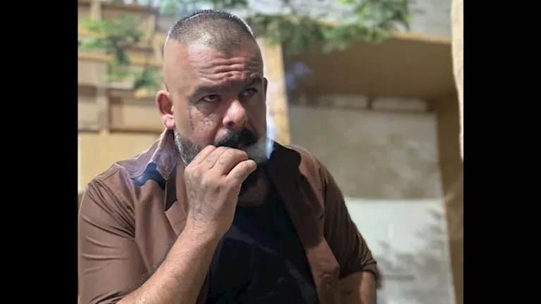 صور: منذر رياحنة يعود إلى الساحة الفنية في الدراما الخليجية من خلال “أعوام الظلام”