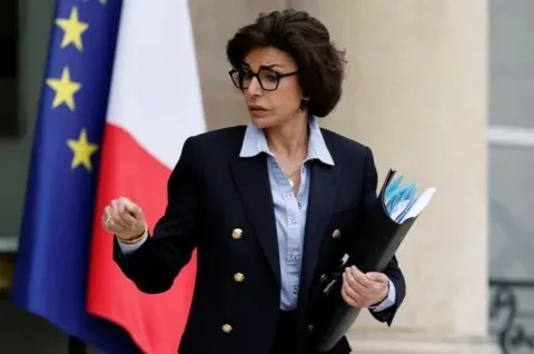 وزيرة فرنسية من أصل مغربي تتصدى لنائبة برلمانية: ‘لستُ هنا للعمل كخادمة’